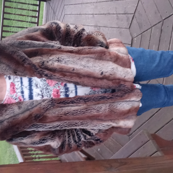 OUTDOOR EDITION BY PARKHURST LUXURIOUS FAUX FOX FUR COAT LIKE NEW - Picture 4 of 8